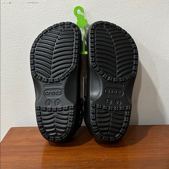 CROCS WU-TANG  size M5/W7 Black and Yellow Graphic Clogs - Picture 3 of 6